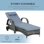 Chaise longue d'extérieur Outsunny en résine tressée, dossier réglable sur 5 niveaux, avec roulettes, coussin et appui-tête.