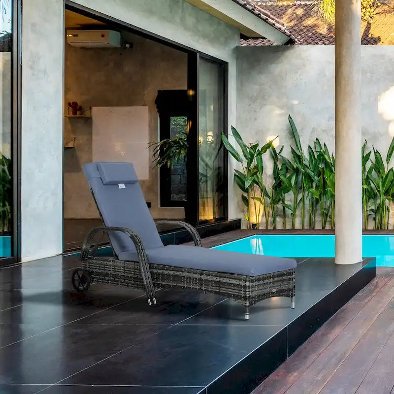 Chaise longue d'extérieur Outsunny en résine tressée, dossier réglable sur 5 niveaux, avec roulettes, coussin et appui-tête.