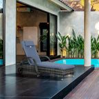 Chaise longue d'extérieur Outsunny en résine tressée, dossier réglable sur 5 niveaux, avec roulettes, coussin et appui-tête.