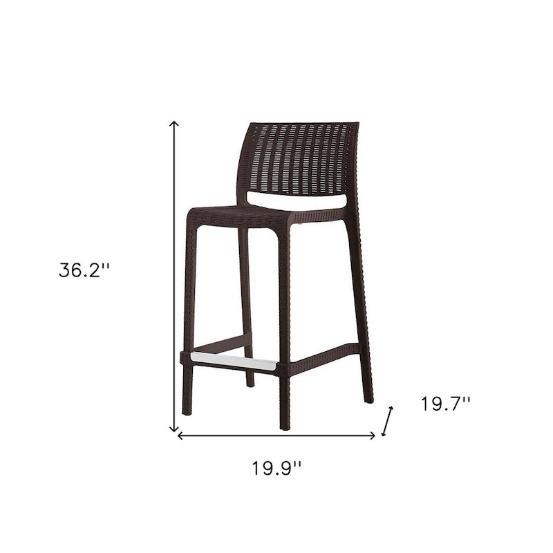 Ensemble de quatre chaises de bar d'extérieur HomeRoots, 26 pouces, en plastique robuste imitation rotin marron, dossier bas, hauteur comptoir