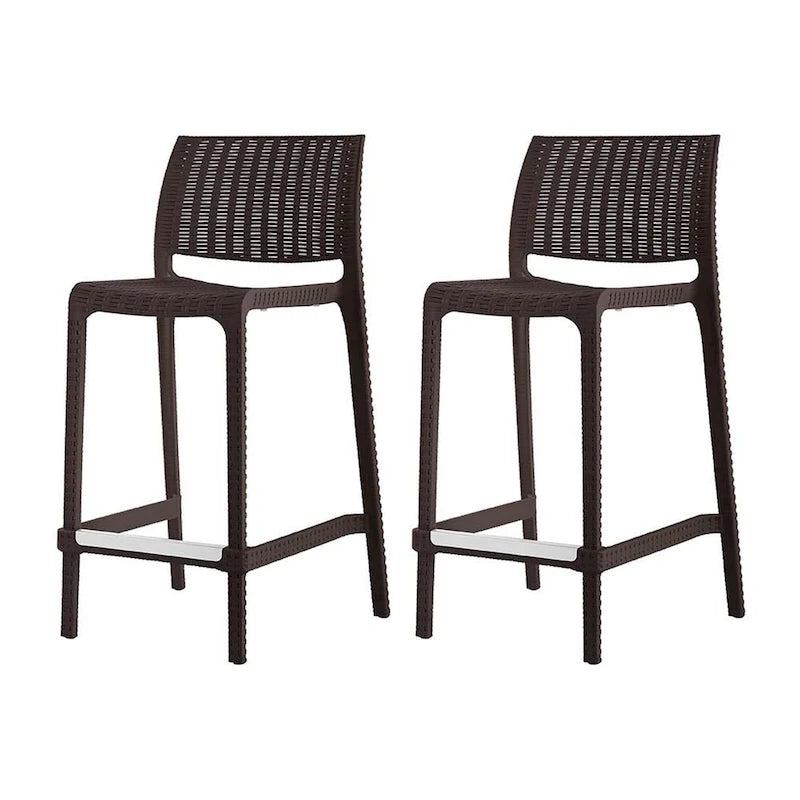 Ensemble de quatre chaises de bar d'extérieur HomeRoots, 26 pouces, en plastique robuste imitation rotin marron, dossier bas, hauteur comptoir