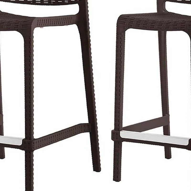 Ensemble de quatre chaises de bar d'extérieur HomeRoots, 26 pouces, en plastique robuste imitation rotin marron, dossier bas, hauteur comptoir
