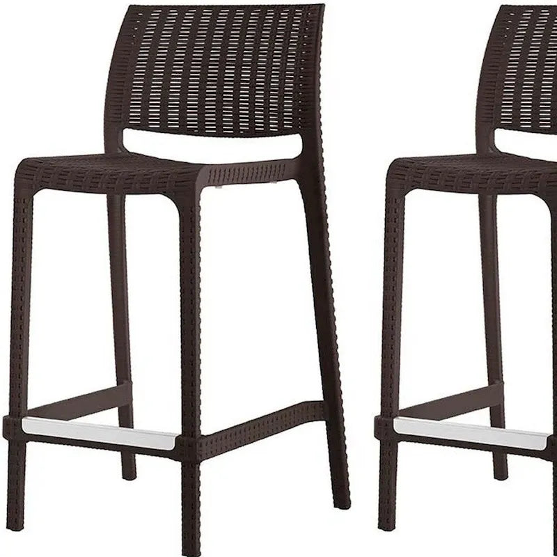Ensemble de quatre chaises de bar d'extérieur HomeRoots, 26 pouces, en plastique robuste imitation rotin marron, dossier bas, hauteur comptoir