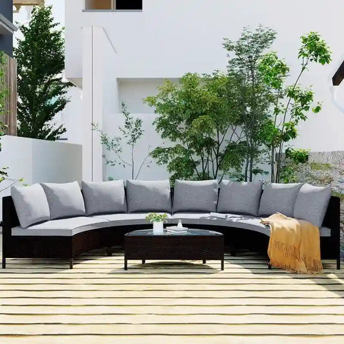 Ensemble de salon de jardin 5 pièces en rotin PE marron résistant aux intempéries, canapé d'angle demi-lune et table basse en verre trempé pour terrasse et jardin.