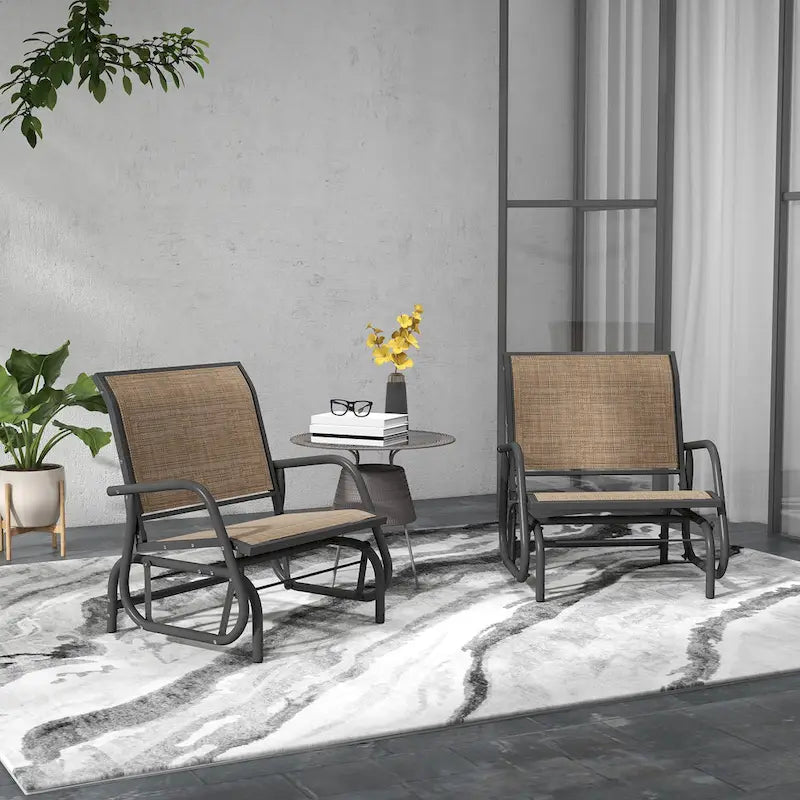 Ensemble de 2 balancelles Outsunny pour véranda avec filet respirant, accoudoirs incurvés et structure en acier, idéales pour le jardin, la piscine, la cour ou le balcon.