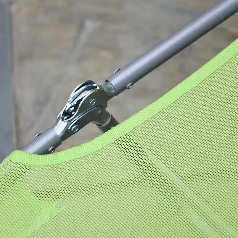 Chaises longues pliantes Outsunny avec coussin, dossier inclinable et maille respirante pour la plage, le jardin et la terrasse.