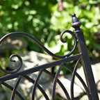 Banc de jardin à bascule en fer Tatiana, finition bronze antique