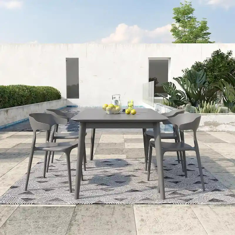 Les chaises de salle à manger empilables Felix de Novogratz Poolside