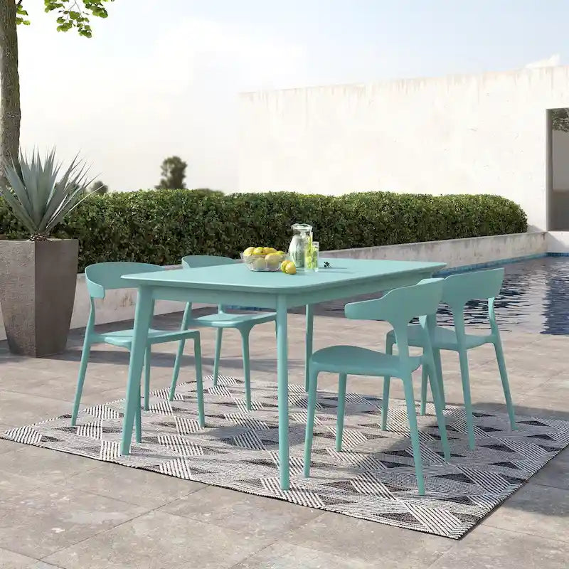 Les chaises de salle à manger empilables Felix de Novogratz Poolside