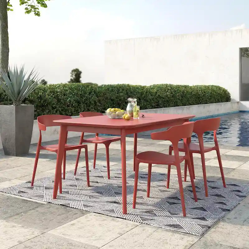 Les chaises de salle à manger empilables Felix de Novogratz Poolside