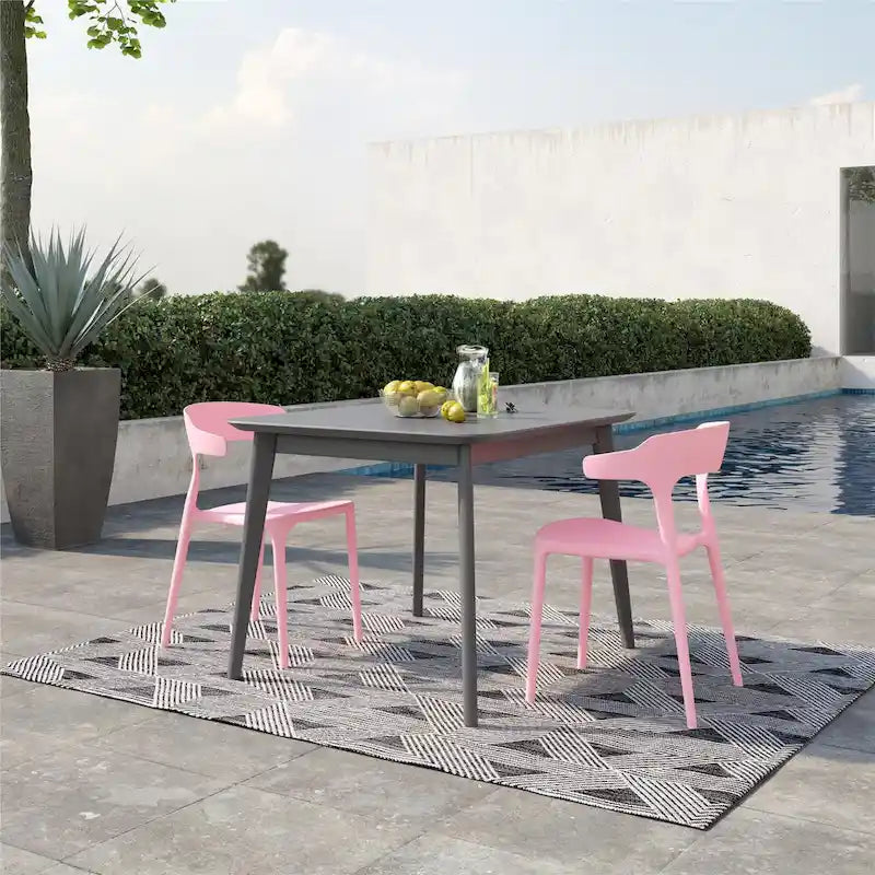 Les chaises de salle à manger empilables Felix de Novogratz Poolside