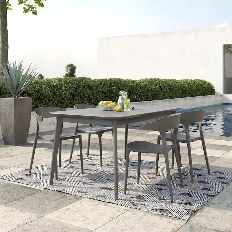 Les chaises de salle à manger empilables Felix de Novogratz Poolside