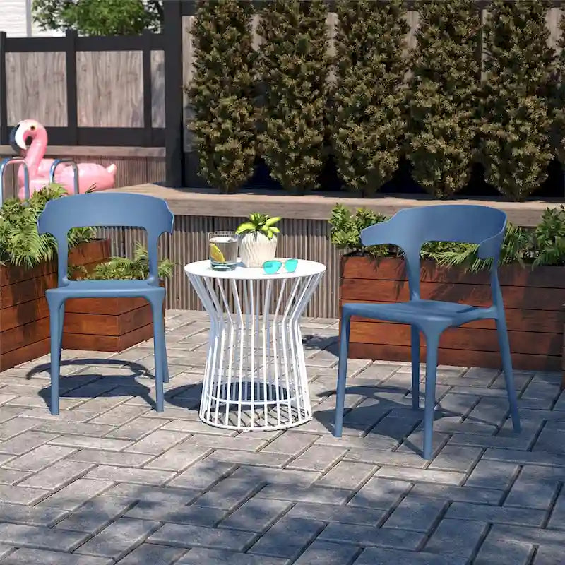 Les chaises de salle à manger empilables Felix de Novogratz Poolside