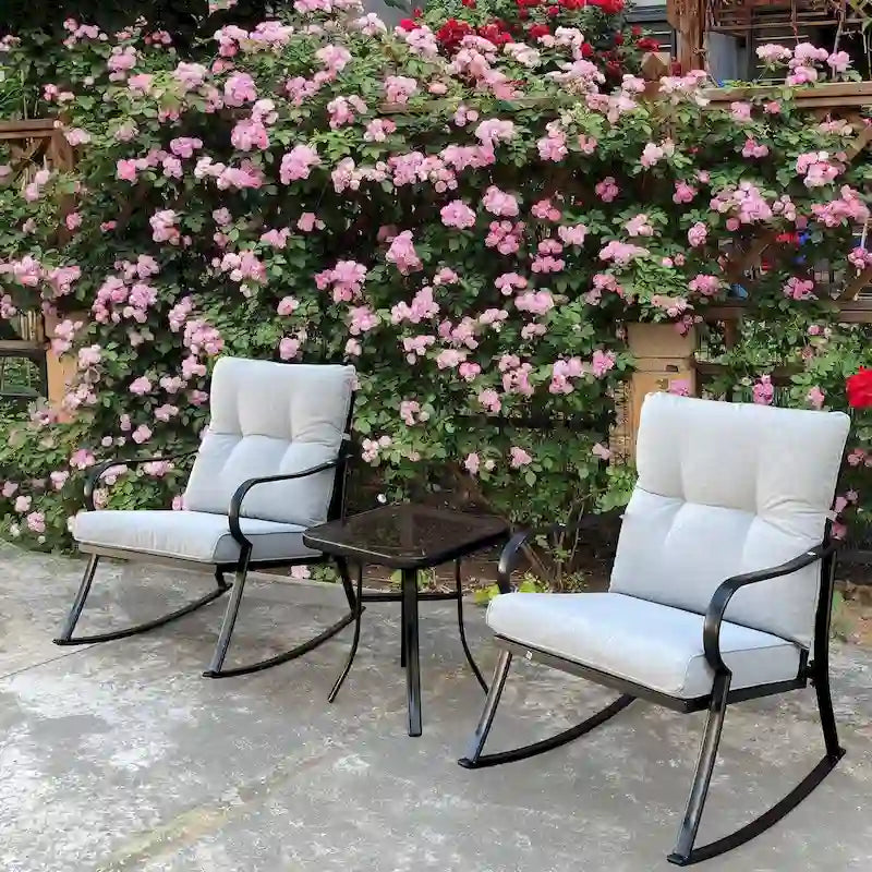 Ensemble fauteuil à bascule et table de chevet blanc cassé