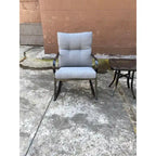 Ensemble fauteuil à bascule et table de chevet blanc cassé