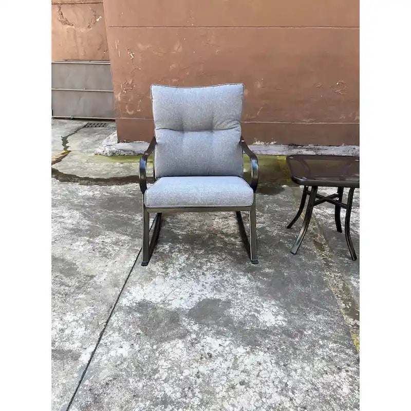 Ensemble fauteuil à bascule et table de chevet blanc cassé