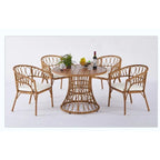 Ensemble repas d'extérieur simple avec table et chaises en bambou, table ronde de 110 cm en rotin PE et plateau en bois composite.