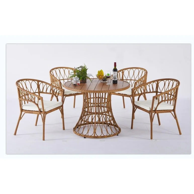Ensemble repas d'extérieur simple avec table et chaises en bambou, table ronde de 110 cm en rotin PE et plateau en bois composite.