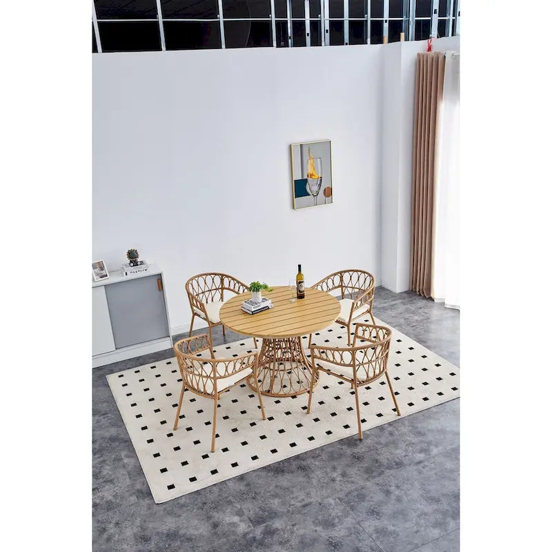 Ensemble repas d'extérieur simple avec table et chaises en bambou, table ronde de 110 cm en rotin PE et plateau en bois composite.