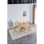 Ensemble repas d'extérieur simple avec table et chaises en bambou, table ronde de 110 cm en rotin PE et plateau en bois composite.