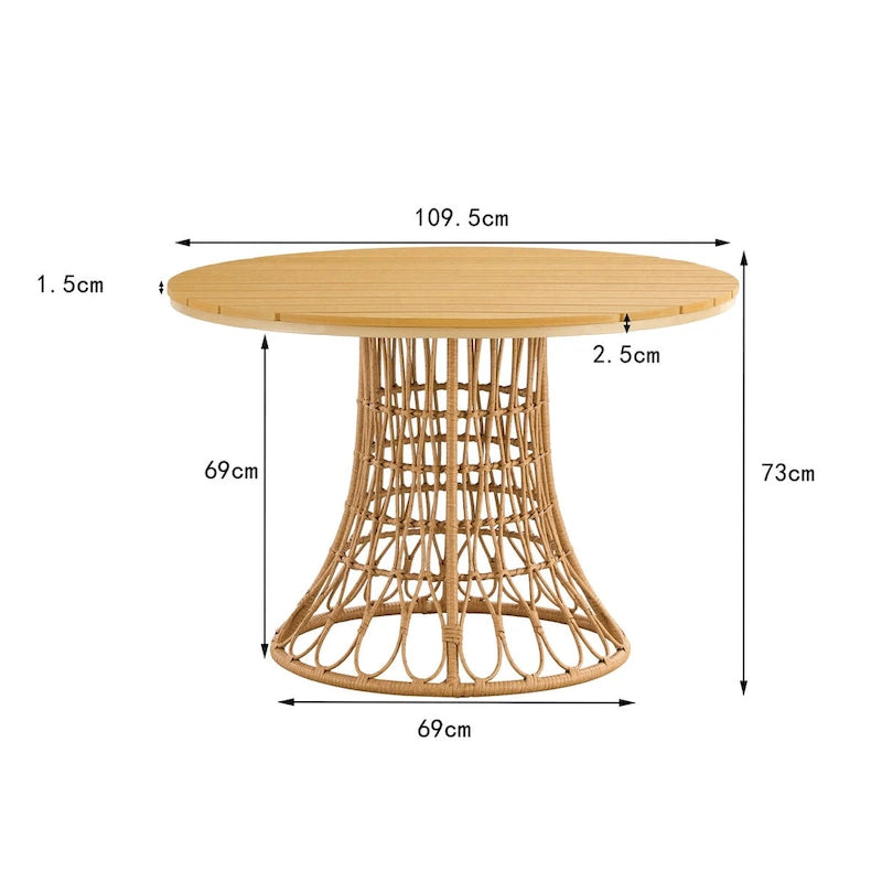 Ensemble repas d'extérieur simple avec table et chaises en bambou, table ronde de 110 cm en rotin PE et plateau en bois composite.