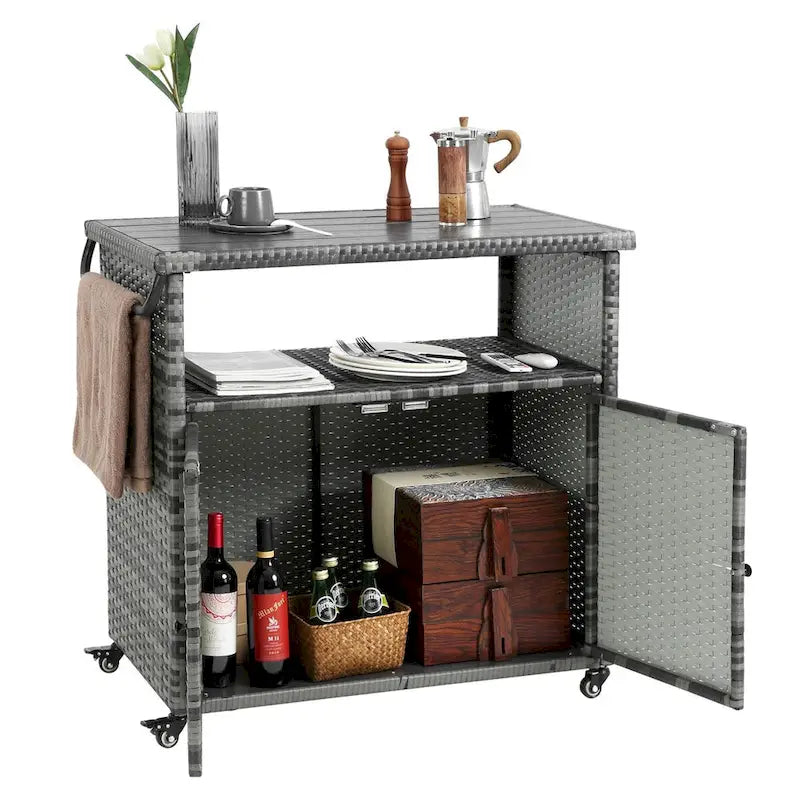 Chariot de bar d'extérieur en osier, chariot de service à vin de terrasse à roulettes, comptoir de bar à boissons en rotin roulant avec plateau en verre