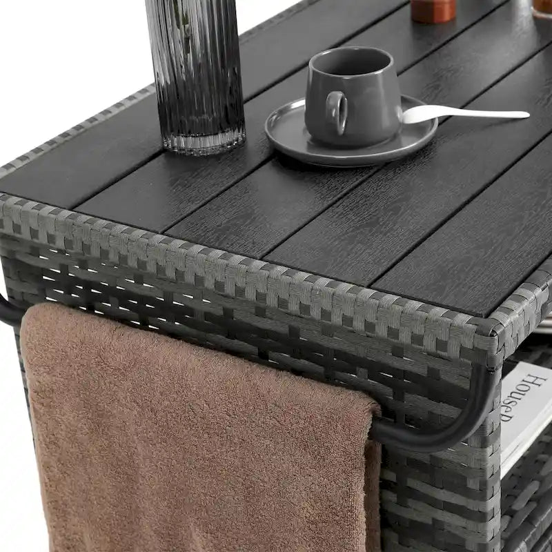 Chariot de bar d'extérieur en osier, chariot de service à vin de terrasse à roulettes, comptoir de bar à boissons en rotin roulant avec plateau en verre