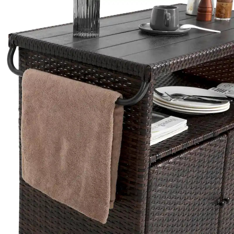 Chariot de bar d'extérieur en osier, chariot de service à vin de terrasse à roulettes, comptoir de bar à boissons en rotin roulant avec plateau en verre