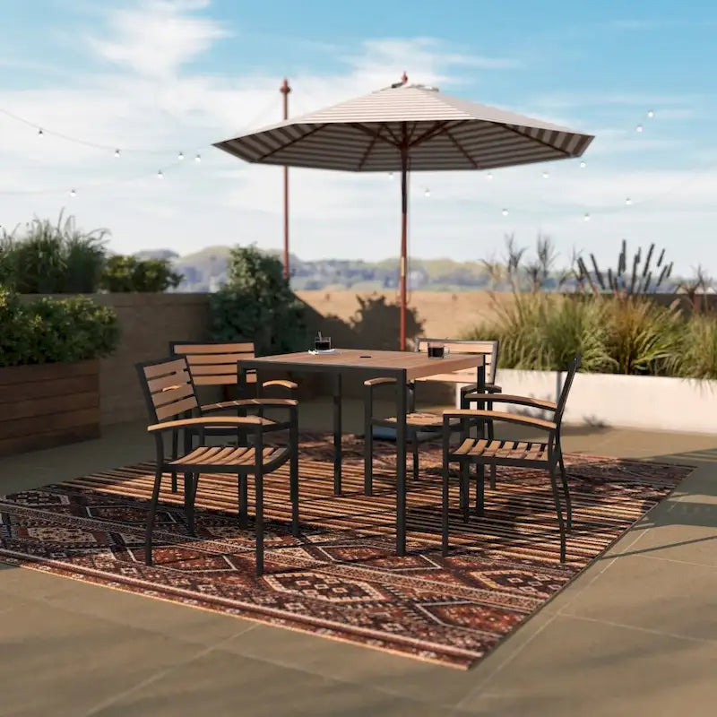 Table carrée 36 pouces en imitation teck avec structure en acier noir, trou pour parasol et 4 chaises club