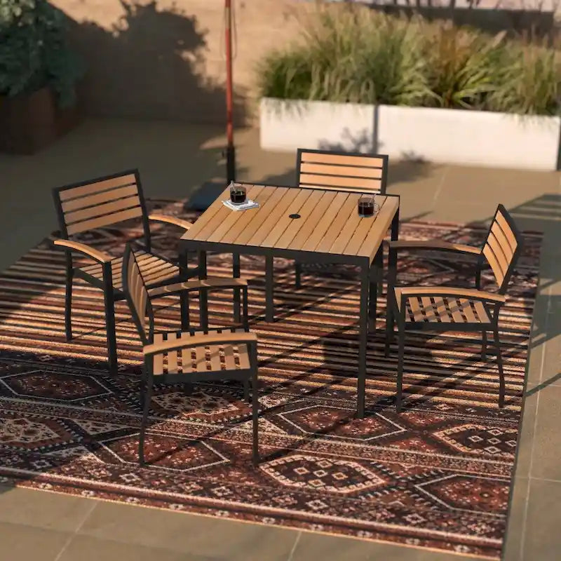 Table carrée 36 pouces en imitation teck avec structure en acier noir, trou pour parasol et 4 chaises club