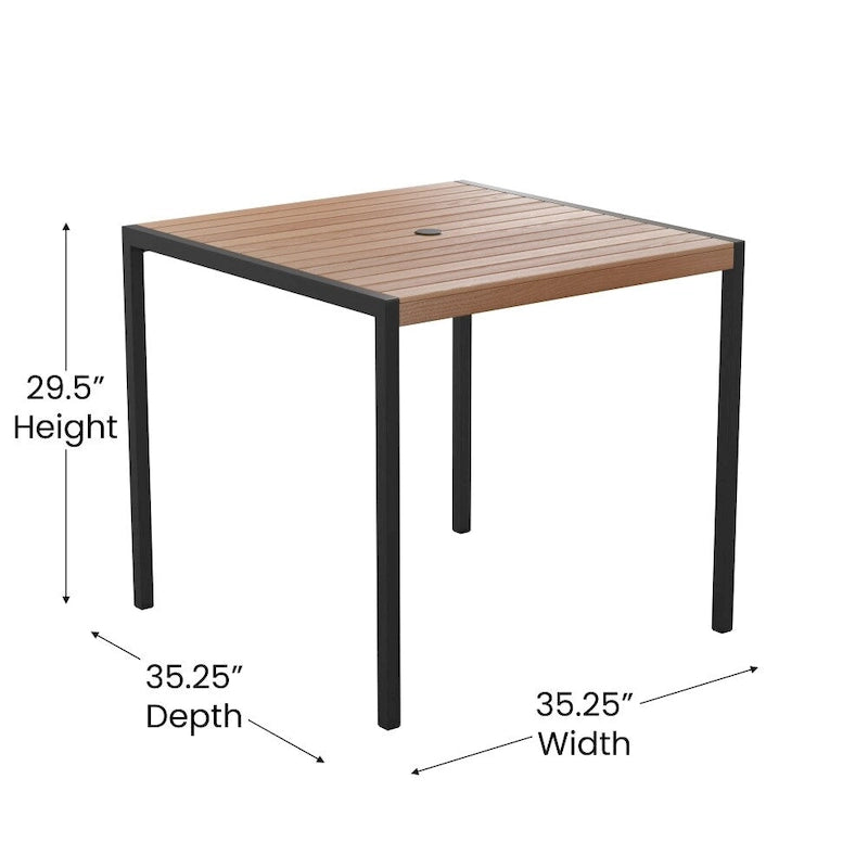 Table carrée 36 pouces en imitation teck avec structure en acier noir, trou pour parasol et 4 chaises club