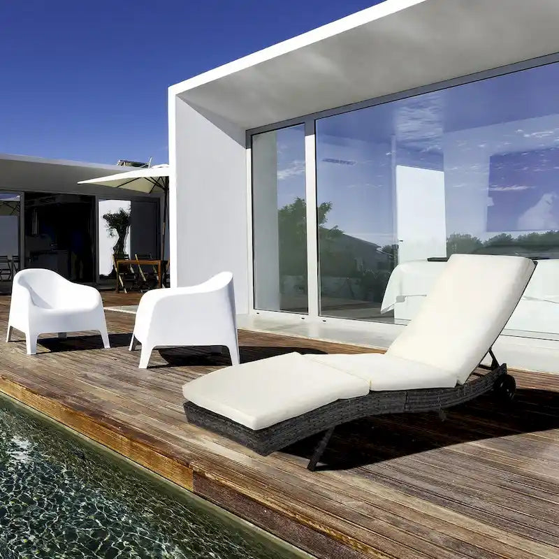 Chaise longue de piscine en osier, transat de terrasse rembourré avec dossier réglable sur 5 niveaux et roulettes pour faciliter le déplacement